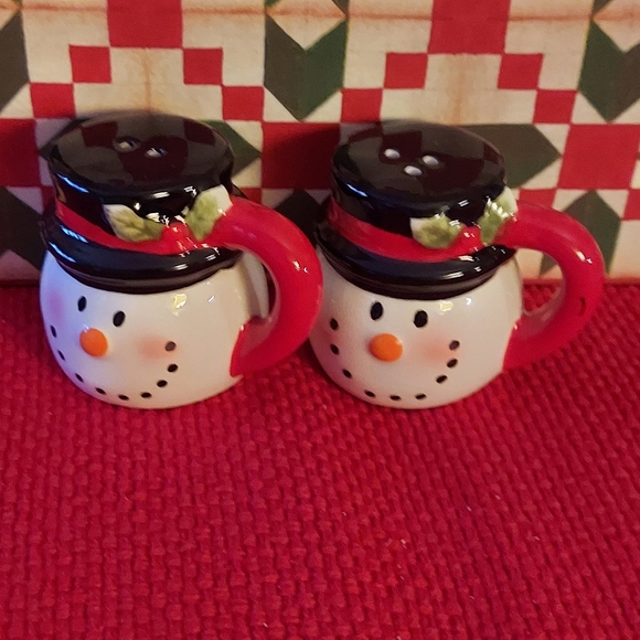 Snowmen Mug Style Salt & Pepper Shakers - Picture 2 of 10
